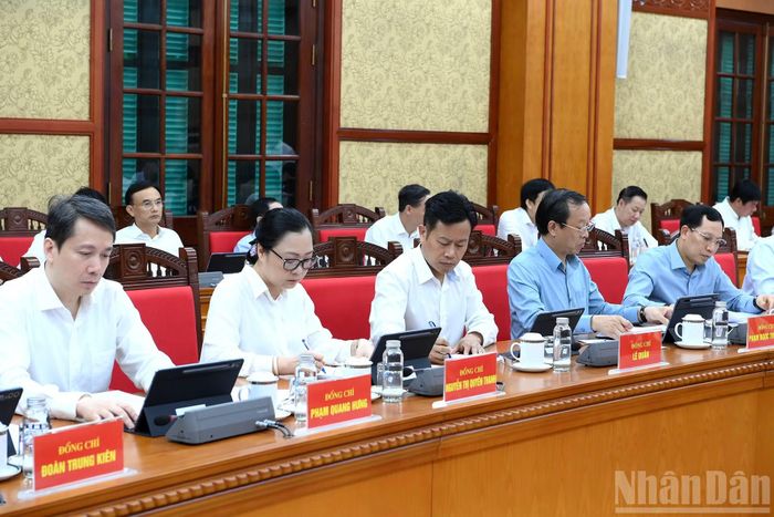Các đại biểu tham dự cuộc làm việc.