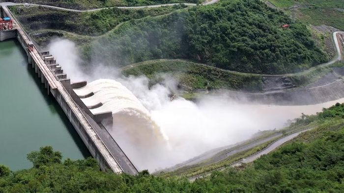 Thủy điện Bản Vẽ xả lũ, điều tiết lưu lượng nước. (Ảnh: CTV)