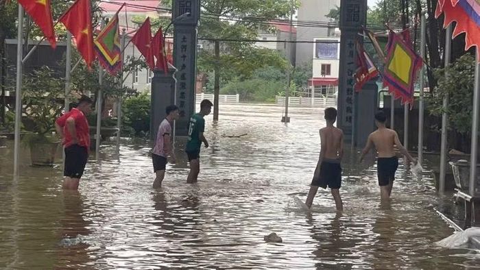 Nước lũ từ sông Cầu tràn vào sân đình Vân Hà. (Ảnh: ĐG)