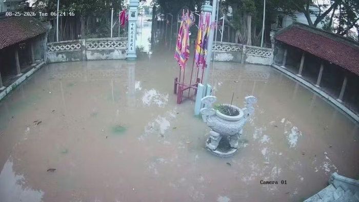 Chùa và đình làng Vân Hà bị ngập trong nước lũ. (Ảnh: ĐG)