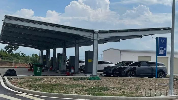 Năm trạm dừng nghỉ đã hoàn thiện lắp đặt hệ thống trạm sạc xe điện, gồm các trạm trên đoạn Cao Bồ-Mai Sơn, Mai Sơn-Quốc lộ 45, Hàm Nghi-Vũng Áng, Vũng Áng-Bùng và Vĩnh Hảo-Phan Thiết Km205.