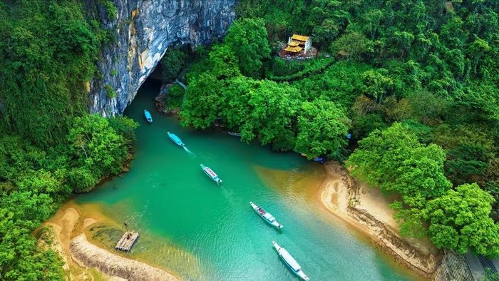 Thuyền đưa du khách vào tham quan động Phong Nha - điểm đến hút khách hàng đầu tại Quảng Trị. (Ảnh: TTXVN)