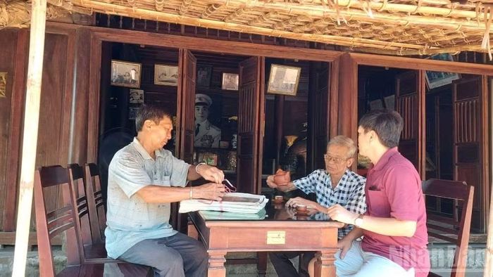 Ông Võ Đại Hàm (thứ 2 bên phải) trò chuyện về ngôi nhà lưu niệm của Đại tướng Võ Nguyên Giáp. (Ảnh: HƯƠNG GIANG)