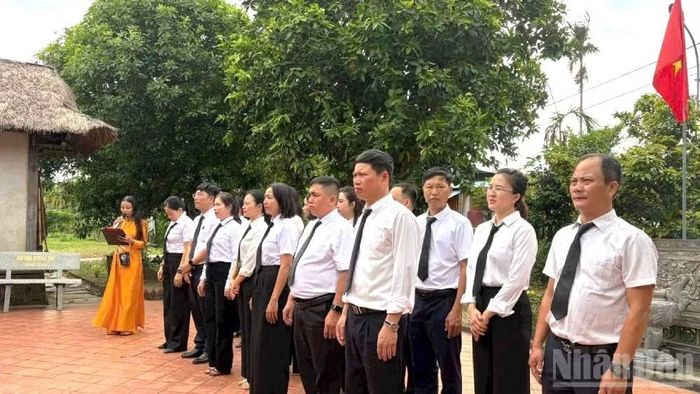 Đoàn đại biểu các đơn vị, địa phương ở tỉnh Quảng Trị đến dâng hương Đại tướng với tấm lòng thành kính, tri ân người con ưu tú của đất nước và quê hương. (Ảnh: HƯƠNG GIANG)