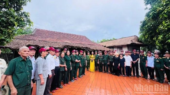 Các cựu chiến binh về thăm ngôi nhà gắn với tuổi thơ của vị tướng huyền thoại Võ Nguyên Giáp. (Ảnh: HƯƠNG GIANG)