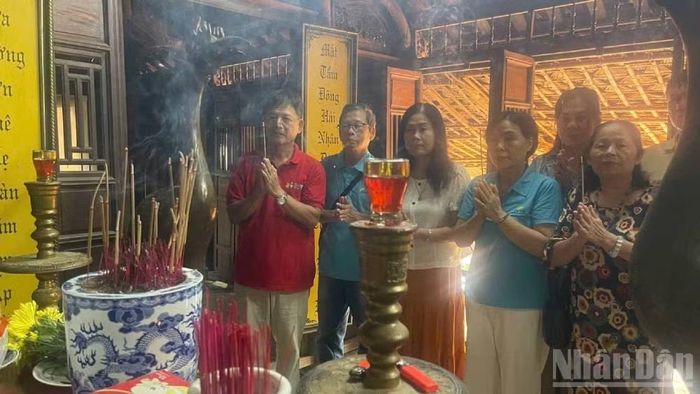 Rất đông các đoàn khách du lịch và nhiều gia đình từ khắp nơi trong cả nước khi đến thăm Quảng Trị đều tranh thủ ghé đến tham quan, dâng hương Đại tướng Võ Nguyên Giáp ở quê nhà An Xá. (Ảnh: HƯƠNG GIANG)