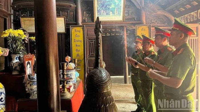 Kỷ niệm 81 năm Cách mạng Tháng Tám và Quốc khánh Việt Nam 2/9, các đơn vị công an trong tỉnh đến dâng hương ở Nhà lưu niệm Đại tướng Võ Nguyên Giáp. (Ảnh: HƯƠNG GIANG)