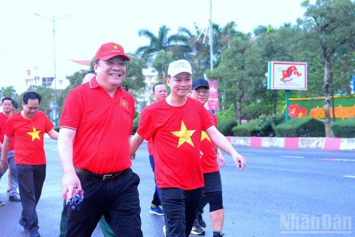 Khoảnh khắc tự hào khi hoàn thành những bước chân sau cùng "về đích" của lãnh đạo, cán bộ và nhân dân Cà Mau hưởng ứng đi bộ "Cùng Việt Nam tiến bước" với các tỉnh, thành trong cả nước trong năm 2025. (Ảnh: HỮU TÙNG)