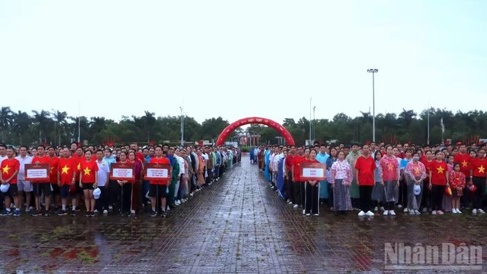 Bất chấp trời đang mưa, các tầng lớp nhân dân Cà Mau hưởng ứng Chương trình đi bộ "Cùng Việt Nam tiến bước" năm 2025 tại Quảng trường Thanh Niên của tỉnh Cà Mau. (Ảnh: HỮU TÙNG)