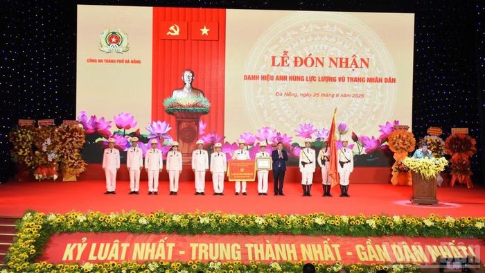 Công an thành phố Đà Nẵng đón nhận danh hiệu Anh hùng Lực lượng vũ trang nhân dân. (Ảnh: ANH ĐÀO)