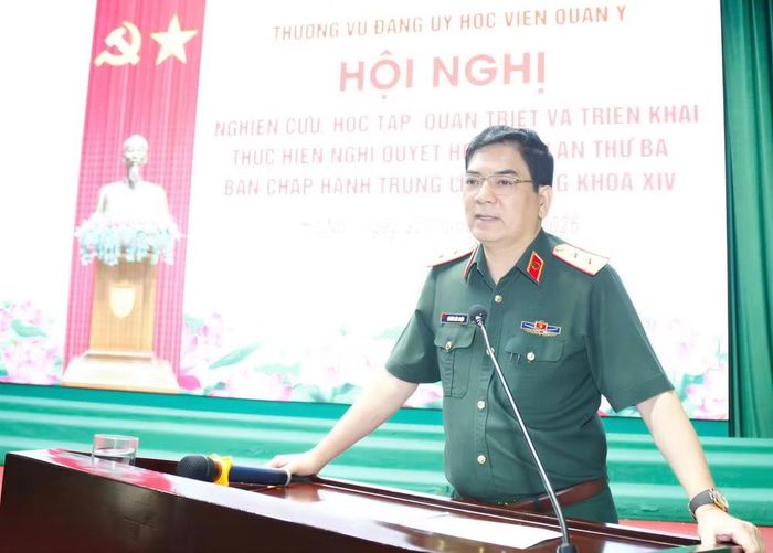 Trung tướng, Phó Giáo sư, Tiến sĩ Nghiêm Đức Thuận, Bí thư Đảng ủy, Chính ủy Học viện Quân y phát biểu chỉ đạo tại hội nghị. (Ảnh: TUẤN DŨNG)