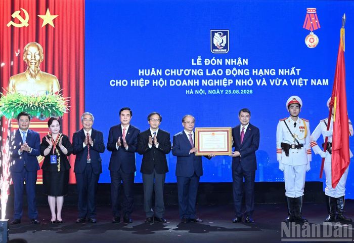 Thủ tướng Lê Minh Hưng trao Huân chương Lao động hạng Nhất tặng Hiệp hội Doanh nghiệp nhỏ và vừa Việt Nam.
