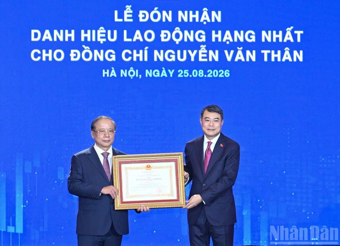 Thủ tướng Lê Minh Hưng trao Huân chương Lao động hạng Nhất tặng ông Nguyễn Văn Thân, Chủ tịch Hiệp hội Doanh nghiệp nhỏ và vừa Việt Nam.