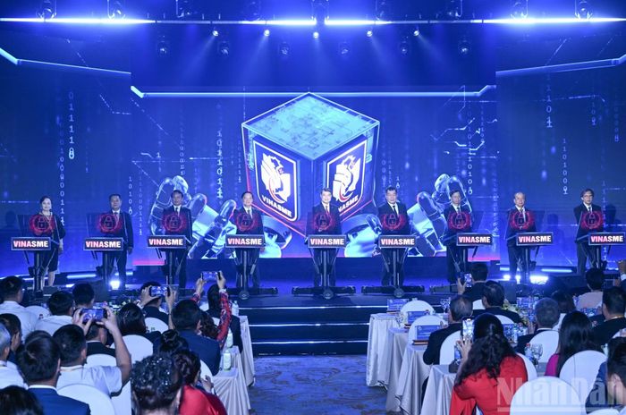 Thủ tướng Lê Minh Hưng và các đại biểu thực hiện nghi thức ra mắt nền tảng số của Hiệp hội Doanh nghiệp nhỏ và vừa Việt Nam.