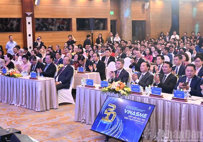 Thủ tướng Lê Minh Hưng và các đại biểu tham dự Lễ kỷ niệm 20 năm thành lập Hiệp hội Doanh nghiệp nhỏ và vừa Việt Nam.