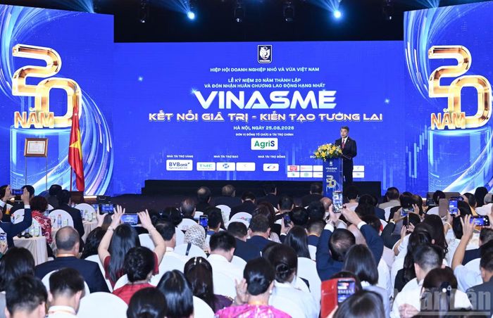 Thủ tướng Lê Minh Hưng phát biểu tại Lễ kỷ niệm 20 năm thành lập Hiệp hội Doanh nghiệp nhỏ và vừa Việt Nam.
