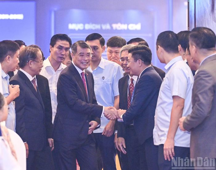 Thủ tướng Lê Minh Hưng và các đại biểu tham dự Lễ kỷ niệm 20 năm thành lập Hiệp hội Doanh nghiệp nhỏ và vừa Việt Nam.