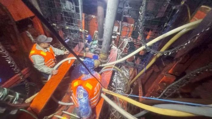 Lực lượng chức năng Bộ Tư lệnh Vùng Cảnh sát biển 4 triển khai các phương án chống chìm, hút nước ra khỏi khoang máy. (Ảnh: Bộ Tư lệnh Vùng Cảnh sát biển 4)