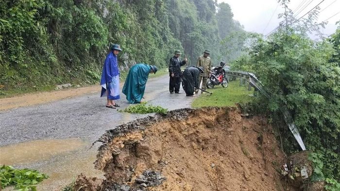 Sạt lở nghiêm trọng trên Quốc lộ 16, đoạn trên địa bàn xã Nhôn Mai. (Ảnh: Cơ sở cung cấp)