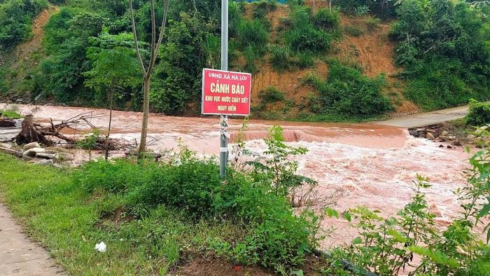Nước chảy xiết trên các cầu tràn ở xã Na Loi. (Ảnh: CTV)