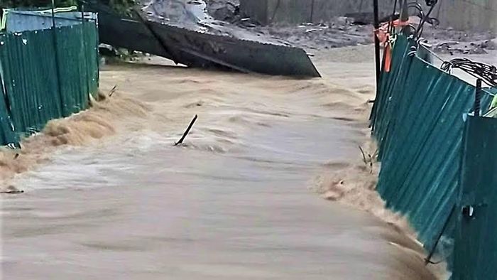 Nước dâng cao, chảy xiết ở nhiều tuyến đường trên địa bàn xã Tam Thái. (Ảnh: CTV)