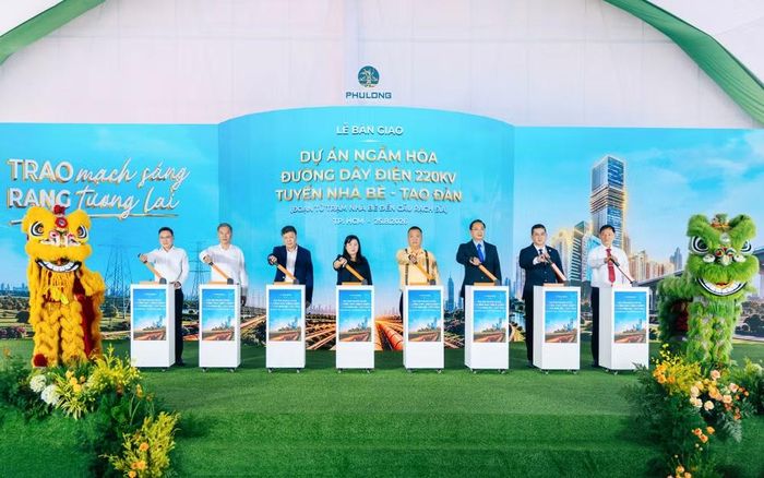 Đại diện các đơn vị thực hiện nghi thức bàn giao dự án. (Ảnh: CTV)