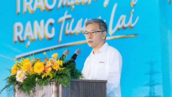Ông Nguyễn Văn Bảy, Phó Giám đốc Công ty Truyền tải điện 4, đơn vị tiếp nhận vận hành dự án phát biểu tại buổi lễ. (Ảnh: CTV)