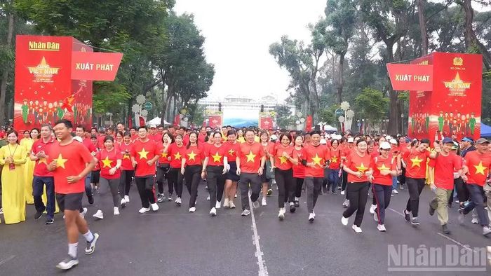 Chương trình đi bộ "Cùng Việt Nam tiến bước" năm 2025 tại Thành phố Hồ Chí Minh.