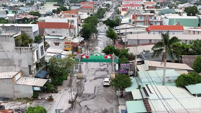 Tuyến đường Bưng Môn bị hư hỏng nặng do quá trình xe tải vận chuyển vật liệu thi công dự án trọng điểm, ảnh chụp ngày 31/7. (Ảnh: THIÊN VƯƠNG)
