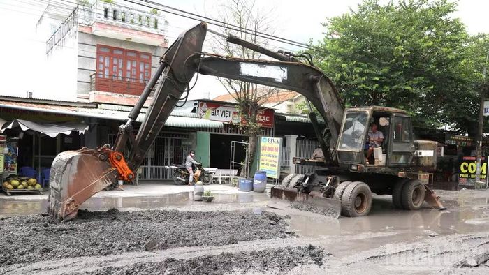 Trong khi chờ các đơn vị liên quan sửa chữa đường, phường Long Thành tiến hành khắc phục tạm để bảo đảm an toàn giao thông trên tuyến đường Bưng Môn, ảnh chụp ngày 31/7. (Ảnh: THIÊN VƯƠNG)