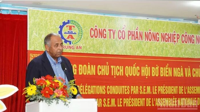 Chủ tịch Quốc hội Bờ Biển Ngà Patrick Achi phát biểu tại Công ty cổ phần Nông nghiệp Công nghệ cao Trung An. (Ảnh: VĂN ÚT)