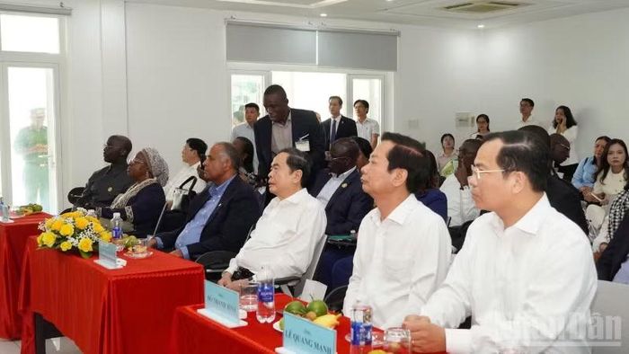 Quang cảnh Chủ tịch Quốc hội Trần Thanh Mẫn và Chủ tịch Quốc hội Bờ Biển Ngà thăm Công ty Cổ phần Nông nghiệp Công nghệ cao Trung An. (Ảnh: VĂN ÚT)