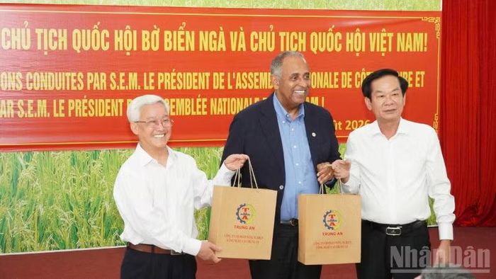 Bí thư Thành ủy Cần Thơ Đỗ Thanh Bình trao quà tặng Chủ tịch Quốc hội Bờ Biển Ngà Patrick Achi. (Ảnh: VĂN ÚT)