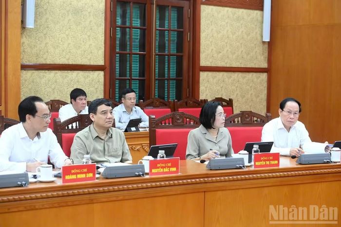 Các đồng chí lãnh đạo và các đại biểu tham dự cuộc làm việc. (Ảnh: ĐĂNG KHOA)