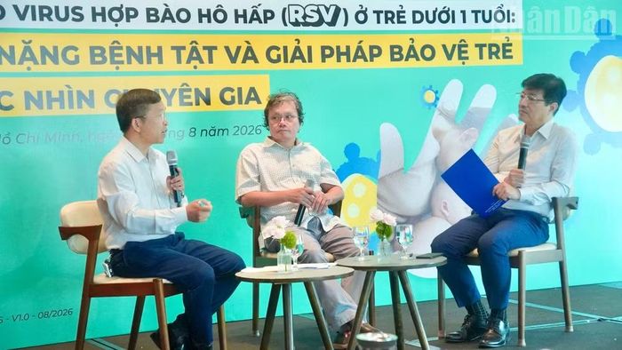 Các chuyên gia trao đổi, cung cấp thông tin chuyên môn về RSV.
