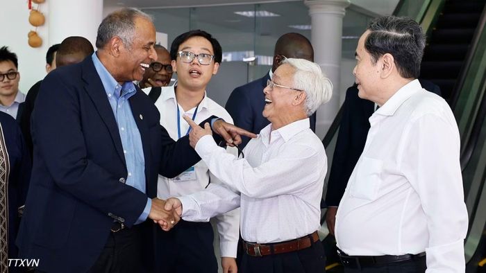 Chủ tịch Quốc hội Trần Thanh Mẫn và Chủ tịch Quốc hội Bờ Biển Ngà Patrick Achi đến thăm, làm việc với Công ty Nông nghiệp công nghệ cao Trung An. (Ảnh: Doãn Tấn/TTXVN)