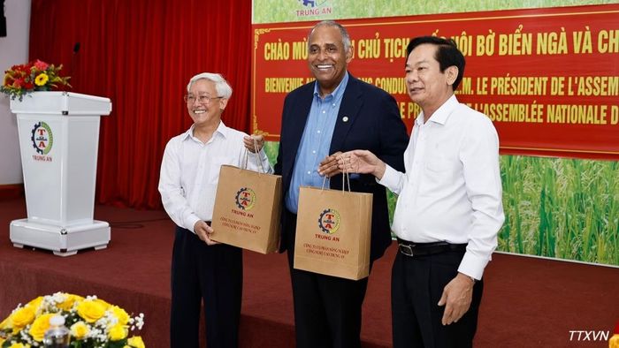 Bí thư Thành ủy Cần Thơ Đỗ Thanh Bình và lãnh đạo Công ty Nông nghiệp công nghệ cao Trung An tặng gạo cho Chủ tịch Quốc hội Cộng hòa Bờ Biển Ngà Patrick Achi. (Ảnh: Doãn Tấn/TTXVN)