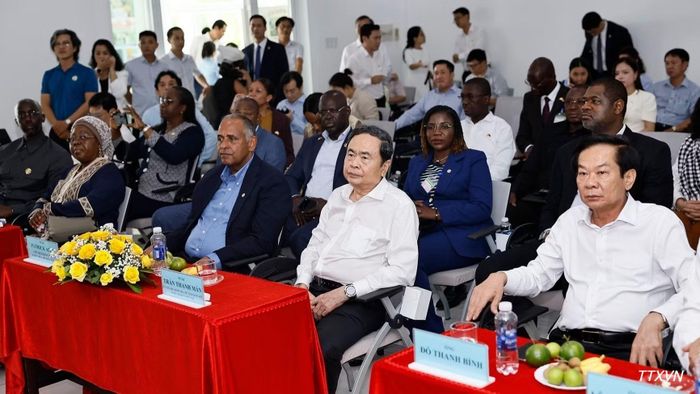 Chủ tịch Quốc hội Trần Thanh Mẫn và Chủ tịch Quốc hội Cộng hòa Bờ Biển Ngà Patrick Achi đến thăm, làm việc với Công ty Nông nghiệp công nghệ cao Trung An. (Ảnh: Doãn Tấn/TTXVN)