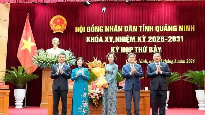 Thường trực Tỉnh ủy, Hội đồng nhân dân, Ủy ban nhân dân tỉnh Quảng Ninh tặng hoa chúc mừng đồng chí Vũ Thị Mai Anh. (Ảnh: QMG)