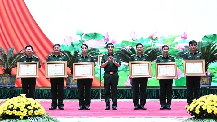 Đại tướng Phan Văn Giang trao tặng Bằng khen của Thủ tướng Chính phủ cho các tập thể, cá nhân. (Ảnh: TRỌNG HẢI)