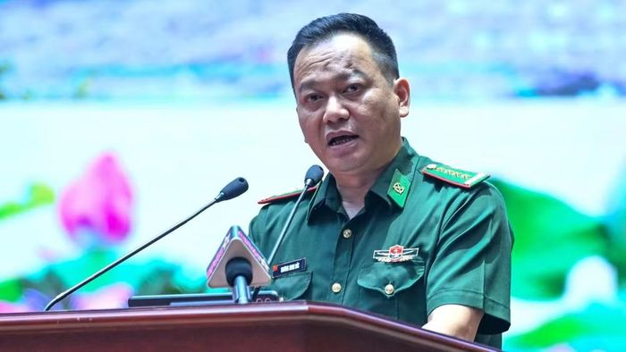 Đại tá Trương Minh Đức, Chỉ huy trưởng Ban Chỉ huy Bộ đội Biên phòng Lai Châu báo cáo tham luận tại hội nghị về mô hình chuyển đổi số khu vực biên giới. (Ảnh: TRỌNG HẢI)