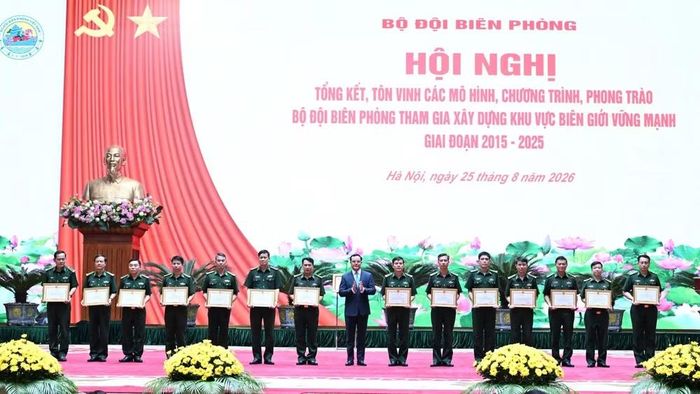 Bộ trưởng Dân tộc và Tôn giáo Nguyễn Đình Khang trao Bằng khen của Bộ Dân tộc và Tôn giáo tặng các tập thể, cá nhân. (Ảnh: TRỌNG HẢI)