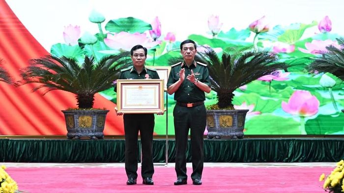 Đại tướng Phan Văn Giang trao Huân chương Lao động hạng Ba tặng Thiếu tướng Vũ Quốc Ân, Phó Chính ủy Bộ đội Biên phòng. (Ảnh: TRỌNG HẢI)