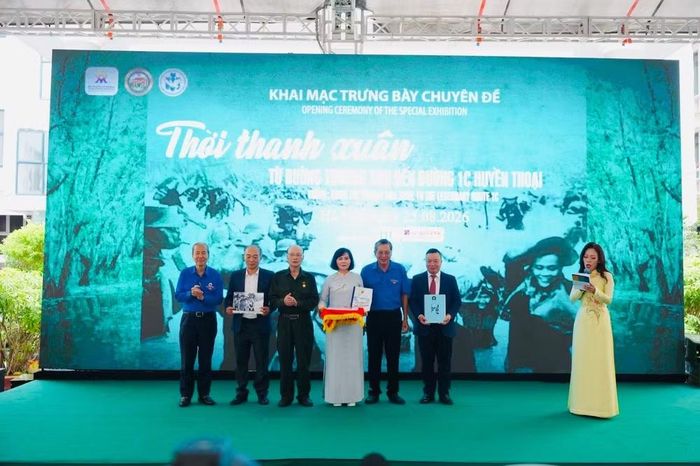 Đại diện Bảo tàng Phụ nữ Việt Nam tiếp nhận hiện vật do các nhân chứng trao tặng. (Ảnh: VƯƠNG DIỆM)