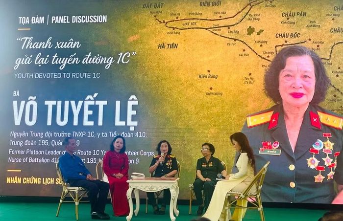 Những nhân chứng chia sẻ tại Tọa đàm “Thanh xuân gửi lại tuyến đường 1C”. (Ảnh: VƯƠNG DIỆM)