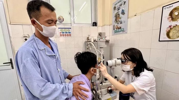 Các bác sĩ kiểm tra mắt cho bệnh nhi sau phẫu thuật. (Ảnh: Bệnh viện cung cấp)