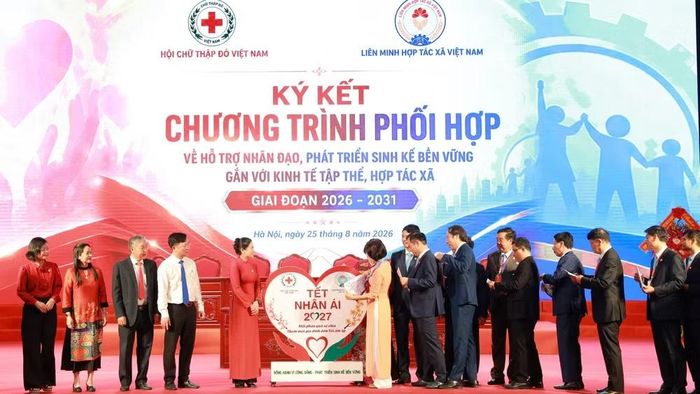  Các đại biểu Liên minh Hợp tác xã Việt Nam tham gia ủng hộ chương trình "Tết nhân ái 2027". ﻿ (Ảnh: CTV) 