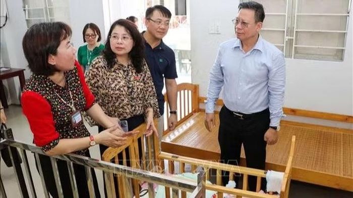 Thứ trưởng Tư pháp Nguyễn Thanh Ngọc trong chuyến khảo sát tại Trung tâm Bảo trợ xã hội tỉnh Tây Ninh. (Ảnh: TTXVN)