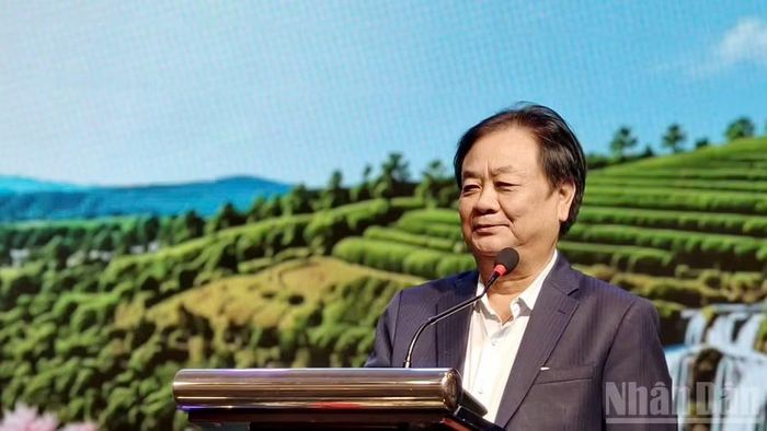 Nguyên Phó Chủ tịch Quốc hội Lê Minh Hoan gợi mở về du lịch bền vững, du lịch nông nghiệp-nông thôn và nông nghiệp du lịch Lâm Đồng tại diễn đàn. (Ảnh: Mai Văn Bảo)