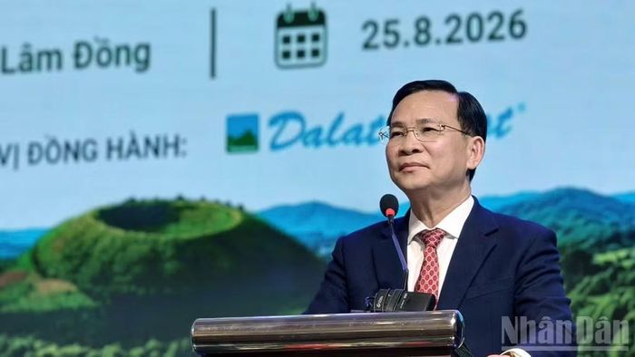 Chủ tịch Ủy ban nhân dân tỉnh Lâm Đồng Hồ Văn Mười phát biểu ý kiến tại diễn đàn. (Ảnh: Mai Văn Bảo)